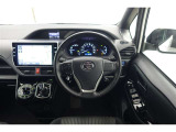 スポーティームード溢れる運転席周りですね。 クイックなドライビングに対応できるよな運転席回りになっています。 ドライブがますます楽しくなりますね!