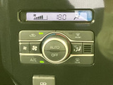 空調の設定温度や風量、吹き出し口などを表示とスイッチで確認できます。AUTOやOFFも選べるため、季節や乗車人数に合わせた車内環境の調整に役立ちます。