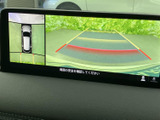 後方映像に加えて車両周辺の表示も確認でき、駐車時の後退をサポートします。画面のガイドを目安に、周囲の安全を確かめながら操作できます。