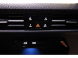 エアコンは、運転席と助手席、そして後部座席でそれぞれお好みの温度に設定できる3ゾーンフルオートエアコンです。これからの季節はあるとうれしい機能ですね。