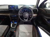 革巻きステアリングで快適な操作性の運転席です。