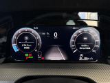 【Digital Cockpit Pro】基本の速度計とタコメーターの表示に加え、中央にドライビングデータやマップなどを少ない視線移動で視認できます。