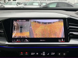 サラウンドビューカメラ装備 車両の4つのカメラから得た映像を合成し、上空から眺めているような映像をモニターに映し出します。車両周辺の歩行者や障害物などの発見に役立ちます。