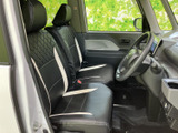 前席は座面と背もたれにゆとりが感じられ、運転席・助手席ともに落ち着いて過ごせる空間です。窓から外の様子を確認しやすく、黒を基調とした室内もまとまりがあります。