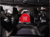 MINIの内装はとにかく『円』に拘ったデザインコンセプトが一目で伝わってきます。これほど円形に拘った車は他に御座いません。伝統のデザイン、トグルスイッチなど遊び心のある内装で御座います。