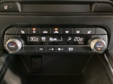 温度の設定のみで快適な風量やモードなどを自動調整してくれるフルオートエアコンを装備!運転席側、助手席側で左右独立して温度調節も可能です!