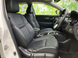 ゆとりを感じる前席は、座面と背もたれに身体を預けやすい形状です。運転席まわりまで見渡しやすく、落ち着いた色合いの室内で、毎日の移動も快適にお過ごしいただけます。