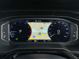 【Digital Cockpit Pro】基本の速度計とタコメーターの表示に加え、中央にドライビングデータやマップなどを少ない視線移動で視認できます。