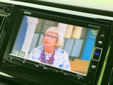 停車中にテレビ番組を視聴でき、休憩時間や待ち時間を過ごす際に便利です。画面から映像を確認しやすく、車内でひと息つきたいときにも活用いただける装備です。