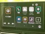 テレビやラジオ、Bluetoothなどのメニューを画面上で選べるオーディオ機能です。電話やスマートフォン連携、設定にもアクセスでき、用途に合わせて使い分けられます。