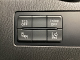 運転席脇のクラスタースイッチ部分にはアイドリングストップOFF、その他走行系スイッチを集中配置しております。