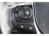 運転中に手を離さなくてもオーディオ操作やマルチインフォメーションディスプレイ内の表示切替が出来るステアリングスイッチ付です。走行中に視線を逸らさず出来る手元操作は安全運転につながります。
