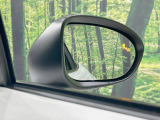 【ブラインドスポットモニタリング】走行中、ドアミラーの死角になりやすい箇所に後続車が接近するとサイドミラー付近に警告を表示、ドライバーに注意喚起をしてくれます。