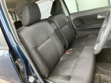 運転席と助手席は、ゆったり座れるベンチタイプの形状です。落ち着いた色合いのシートで車内もまとまりがあり、ドアを開けた際の乗り降りや前席での過ごしやすさも感じられます。