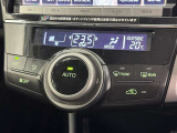 オートエアコン付きなので一度、気温を設定すれば自動的に過ごし易い温度に調整してくれますよ。 車内をいつでも快適空間にしてくれます。