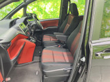 前席は視界を確保しやすい運転席まわりと、身体を支える形状のシートがポイント。赤系のパネルが室内に彩りを添え、清潔感のあるすっきりした空間が広がります。