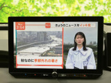 停車中にテレビ番組を視聴でき、待ち時間も車内で過ごす際の楽しみが広がります。画面に映像と情報が表示され、操作画面からテレビを選べる使いやすい構成です。