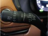【オートワイパー機能】レバーをAUTOの位置にしているとき、レインセンサーが雨を感知すると、雨量に応じて、ワイパーが自動で作動します。