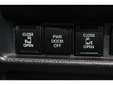 両側電動スライドドアはドアの直接操作以外にも運転席からのスイッチ操作やリモコン操作でも開閉が可能!狭い駐車場などでもドアの開閉が楽々・安心ですね!