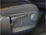 【運転席シートリフター】運転席シートリフターで座面を上下に上げ下げできます。運転しても疲れにくい姿勢に調整できます。