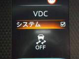 【VDC】滑りやすい路面などでのハンドル操作で車両が横滑りしそうになると、ブレーキおよびエンジン出力を制御し車両の安定性を向上させる。