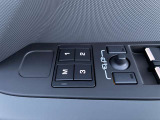 【メモリーシート】3か所のシート位置が記憶できます。これによりロングドライブ等でドライバーが変わっても瞬時に座席位置を変更する事が可能です。
