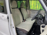 運転席まわりには十分なスペースがあり、大柄な方でもゆったり運転していただける環境です。