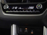 左右独立で温度コントロールができるオートエアコンを装備しています。シートヒーターも装備しています。
