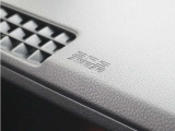 ◆助手席エアバッグ◆SRSエアバッグは、シートベルトだけでは防ぎきれない衝突時の衝撃から乗員を守るための安全装置。衝突時に瞬時に膨らみ、頭部や胸部がダッシュボードに直接衝突するのを防ぎます。