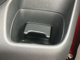 手の届きやすい位置に設置されたドリンクホルダー
