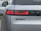 【LEDテールライト】後方車からの視認性も良く、ボディーラインに沿ったデザインは機能性とも両立されたランドローバーの特徴の1つです。