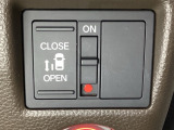 左側電動スライドドアは運転席からでも操作ができるように、ハンドル付近に開閉の操作スイッチが付いています。