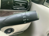 レバーには各種ライトの表示が記され、必要な操作を確認しやすい仕様です。運転席から手元で扱える位置にあり、走行中も操作内容を把握しやすい配置となっています。