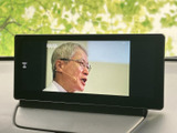 映像を画面いっぱいに表示でき、停車中にテレビ番組を視聴したい場面にも便利です。待ち時間など、車内で過ごすひとときを映像とともにお楽しみいただけます。