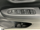 運転席のスイッチで全てのウィンドウの開閉操作を行うことができます。ロックボタンをONにしておくと、運転席以外のウィンドウは作動しないのでお子様を乗せているときなども安心ですね♪
