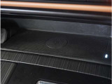【ワイヤレス充電】ワイヤレス充電Qi規格に対応したスマートフォンなどの携帯機器を充電できます。