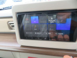 Bluetooth機能付きです。スマホの連動が可能で電話機能のハンズフリー機能付きです。HDMIでYutube再生できます。