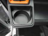 カップホルダーは運転席や助手席からちょうど手の届く位置です!!