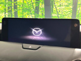 【12.3インチマツダコネクト】車内の雰囲気にマッチした大型ディスプレイ。スマホ接続でのナビ使用やBluetooth再生等、様々な機能が楽しめます