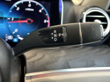 ステアリングボタンは、使いやすいデザインでございます。ステアリング付近のレバーや、ステアリングボタンで追従機能の操作も可能でございます。
