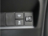 横滑りなどクルマの急激な挙動変化を抑制する「VSA」を搭載。