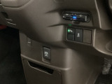自社整備工場で点検整備をおこなってからお渡ししています。車検が残っている場合は『12ヶ月点検整備』を、車検整備付きの場合は『車検整備』をおこないます。整備費用は車両本体価格に含まれています。