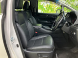 運転席と助手席はゆったりとした座面で、落ち着いて過ごせる空間です。前方や側方の見通しも確保され、乗り降りの際にも足元にゆとりを感じられるレイアウトとなっています。