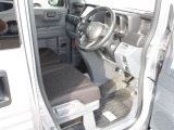 運転席も広いので毎日の運転も快適です(*&acute;з`)