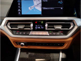 左右独立式のエアコンは約3度運転席側に傾いており、ドライバーの目線の移動も少なく横目で見えるように配置されております。スイッチ類も片手で届く位置に配置しており、ドライバーの負担を軽減できます。