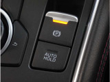 【オートホールド】停車中にブレーキペダルから足を放しても、ブレーキを自動的に制御して、車両の停車状態を保持する機能です。信号待ちなどの停車時に運転者の負担を軽減します。