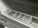 運転席ドアトリムにはパワーウィンドウと、ドアミラーの「格納」「調整」スイッチがあります