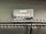 車両側方からの衝撃を緩和するSRSサイドエアバッグ(運転席/助手席)に加えて,SRSカーテンシールドエアバックも標準装備
