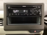 純正CDチューナーにはAUX入力端子がついてますので外部入力から音楽などを楽しめます。その下には1DIN分の小物入れがついています。CDケースなどを入れるのに便利です。