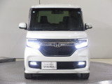 ハロゲンより明るく、より遠くまでさらなる安心感のあるLEDヘッドライトを採用。照射軸の上下方向を自動調整するオートレベリング機構、点灯忘れも防止できるオートライトコントロール機構付きです。